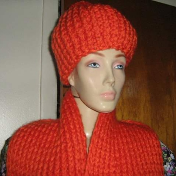 Chunky heavy, warm, cozyhat and scarf with fringes - Picture 3 of 6